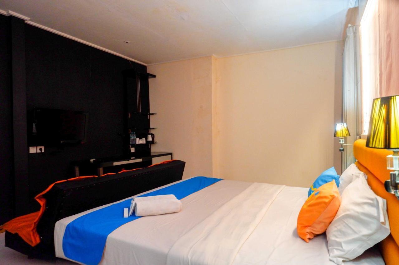 Sans Hotel International Surabaya Gubeng Exterior photo